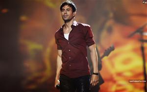 Enrique Iglesias during his passionate kiss on stage with Anna Kournikova